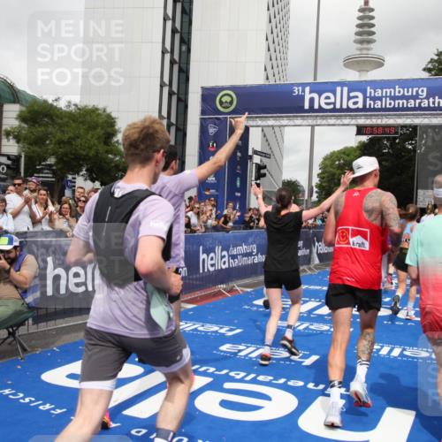 29.06.2025 - hella hamburg halbmarathon Michael Strokosch http://msf.ph/oto/8252889 29.06.2025 10:58:48 Ziel 1319, 2488, 2656, 2840, 5675, 6592, 6720, 8322, 8929, 10539, 10943, 11605, 11846, 12862, 13512, 13880, 14266, 14902, 14965, 15197, 16189, 17630, 17839, 18587 meine-sportfotos.de