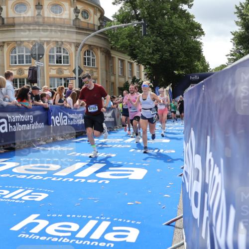 29.06.2025 - hella hamburg halbmarathon Strokosch-Dieckow http://msf.ph/oto/8252901 29.06.2025 10:41:03 Ziel 1136, 2568, 2949, 3618, 4380, 4871, 5709, 6550, 6683, 8122, 9358, 9659, 9755, 9815, 11062, 11922, 13158, 13268, 15689, 16347, 17032, 17100, 17620, 17720, 17971, 18045, 18049 meine-sportfotos.de