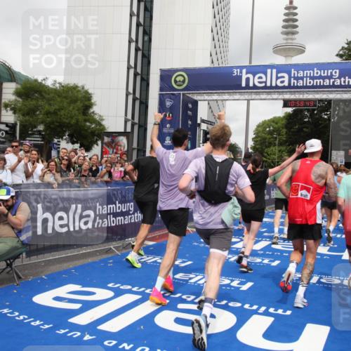 29.06.2025 - hella hamburg halbmarathon Michael Strokosch http://msf.ph/oto/8252930 29.06.2025 10:58:48 Ziel 1319, 2488, 2656, 2840, 5675, 6592, 6720, 8322, 8929, 10539, 10943, 11605, 11846, 12862, 13512, 13880, 14266, 14902, 14965, 15197, 16189, 17630, 17839, 18587 meine-sportfotos.de