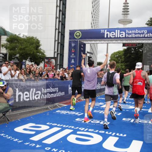 29.06.2025 - hella hamburg halbmarathon Michael Strokosch http://msf.ph/oto/8252940 29.06.2025 10:58:48 Ziel 1319, 2488, 2656, 2840, 5675, 6592, 6720, 8322, 8929, 10539, 10943, 11605, 11846, 12862, 13512, 13880, 14266, 14902, 14965, 15197, 16189, 17630, 17839, 18587 meine-sportfotos.de