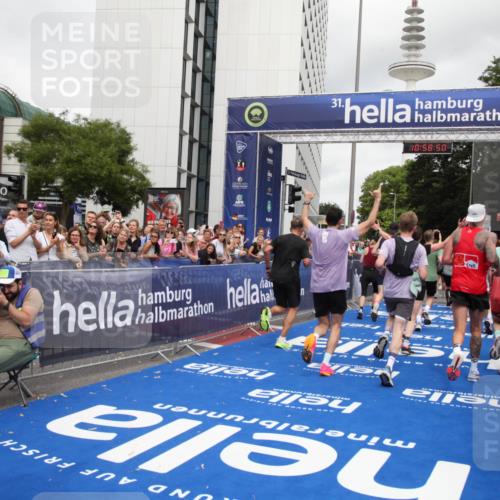 29.06.2025 - hella hamburg halbmarathon Michael Strokosch http://msf.ph/oto/8252950 29.06.2025 10:58:49 Ziel 1319, 2488, 2656, 2840, 5277, 5675, 6592, 6720, 8929, 10539, 10943, 11605, 11846, 13512, 13880, 14266, 14902, 14965, 15197, 16189, 17405, 17630, 17839, 18232, 18587, 18954 meine-sportfotos.de
