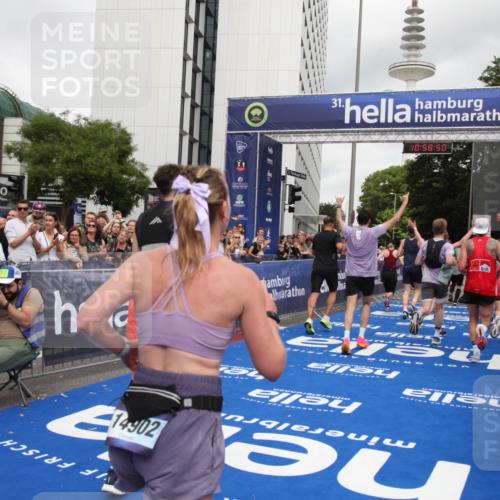 29.06.2025 - hella hamburg halbmarathon Michael Strokosch http://msf.ph/oto/8252955 29.06.2025 10:58:49 Ziel 1319, 2488, 2656, 2840, 5277, 5675, 6592, 6720, 8929, 10539, 10943, 11605, 11846, 13512, 13880, 14266, 14902, 14965, 15197, 16189, 17405, 17630, 17839, 18232, 18587, 18954 meine-sportfotos.de