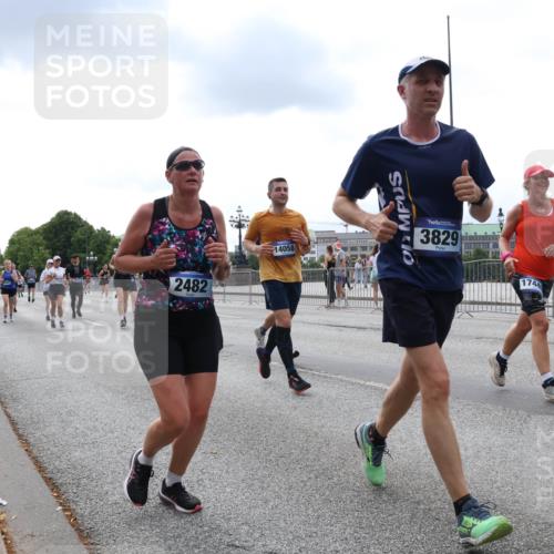 29.06.2025 - hella hamburg halbmarathon Lena Gebhardt http://msf.ph/oto/8252964 29.06.2025 10:34:14 Lombardsbrücke 1417, 1672, 1705, 1787, 1896, 2265, 2412, 2464, 2482, 2496, 2510, 2511, 2526, 2801, 2933, 3145, 3264, 3340, 3345, 3829, 3848, 4479, 4540, 4807, 4824, 4826, 4942, 5561, 5566, 5584, 5609, 5691, 5821, 5822, 5887, 6105, 6171, 6329, 6364, 6515, 6516, 6571, 6574, 6956, 7027, 7324, 7329, 7565, 8202, 8277, 8349, 8375, 8377, 8383, 8401, 8705, 8965, 9094, 9379, 9875, 9995, 10007, 10071, 10360, 10561, 10564, 11872, 13957, 16682, 16919, 17230, 18158, 18941 meine-sportfotos.de