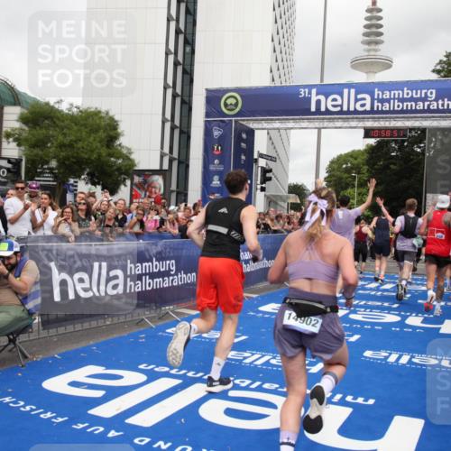 29.06.2025 - hella hamburg halbmarathon Michael Strokosch http://msf.ph/oto/8252965 29.06.2025 10:58:49 Ziel 1319, 2488, 2656, 2840, 5277, 5675, 6592, 6720, 8929, 10539, 10943, 11605, 11846, 13512, 13880, 14266, 14902, 14965, 15197, 16189, 17405, 17630, 17839, 18232, 18587, 18954 meine-sportfotos.de