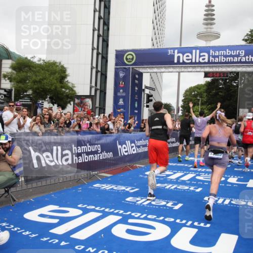29.06.2025 - hella hamburg halbmarathon Michael Strokosch http://msf.ph/oto/8252982 29.06.2025 10:58:50 Ziel 1319, 2488, 2656, 2840, 5277, 5675, 6720, 8929, 10268, 10539, 10943, 11605, 11846, 13512, 13880, 14266, 14902, 14965, 15197, 16189, 17405, 17630, 17839, 18232, 18587, 18954 meine-sportfotos.de