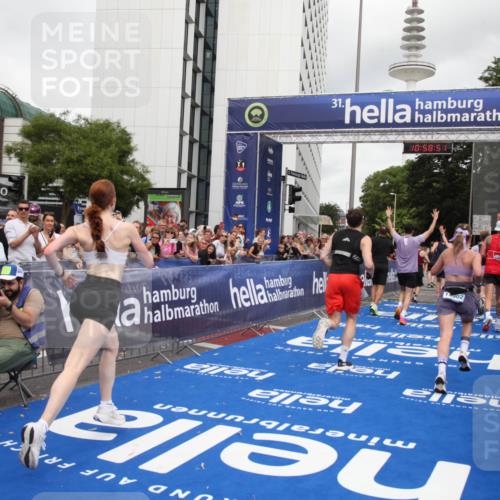 29.06.2025 - hella hamburg halbmarathon Michael Strokosch http://msf.ph/oto/8252995 29.06.2025 10:58:50 Ziel 1319, 2488, 2656, 2840, 5277, 5675, 6720, 8929, 10268, 10539, 10943, 11605, 11846, 13512, 13880, 14266, 14902, 14965, 15197, 16189, 17405, 17630, 17839, 18232, 18587, 18954 meine-sportfotos.de