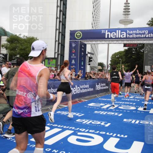 29.06.2025 - hella hamburg halbmarathon Michael Strokosch http://msf.ph/oto/8253006 29.06.2025 10:58:51 Ziel 1319, 2488, 2656, 2840, 3859, 5277, 5675, 6720, 8807, 8929, 10268, 10539, 10943, 11605, 11846, 13512, 13880, 14266, 14902, 14965, 16189, 17405, 17630, 17839, 18232, 18954 meine-sportfotos.de
