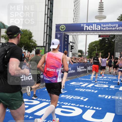 29.06.2025 - hella hamburg halbmarathon Michael Strokosch http://msf.ph/oto/8253046 29.06.2025 10:58:51 Ziel 1319, 2488, 2656, 2840, 3859, 5277, 5675, 6720, 8807, 8929, 10268, 10539, 10943, 11605, 11846, 13512, 13880, 14266, 14902, 14965, 16189, 17405, 17630, 17839, 18232, 18954 meine-sportfotos.de