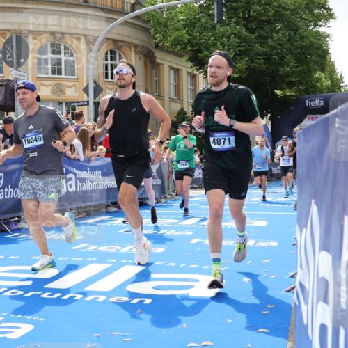 29.06.2025 - hella hamburg halbmarathon Strokosch-Dieckow http://msf.ph/oto/8253055 29.06.2025 10:41:07 Ziel 1136, 2568, 2949, 3332, 3618, 4205, 4380, 4871, 5387, 5709, 6550, 6683, 6901, 8122, 9358, 9659, 9711, 9755, 9815, 10375, 11062, 12434, 12895, 13268, 17100, 17620, 17834, 17971, 18045, 18049 meine-sportfotos.de