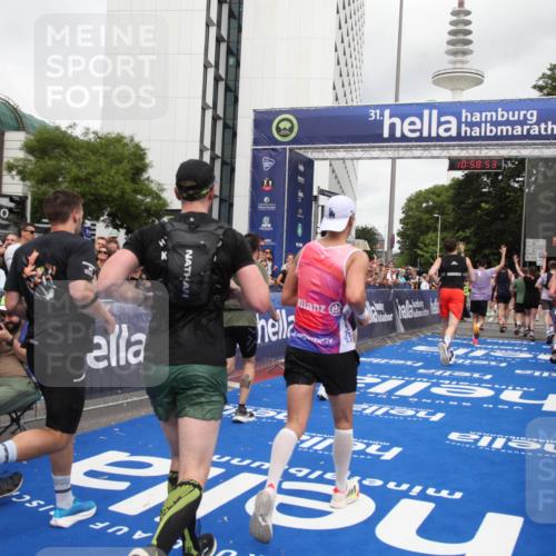 29.06.2025 - hella hamburg halbmarathon Michael Strokosch http://msf.ph/oto/8253076 29.06.2025 10:58:51 Ziel 1319, 2488, 2656, 2840, 3859, 5277, 5675, 6720, 8807, 8929, 10268, 10539, 10943, 11605, 11846, 13512, 13880, 14266, 14902, 14965, 16189, 17405, 17630, 17839, 18232, 18954 meine-sportfotos.de