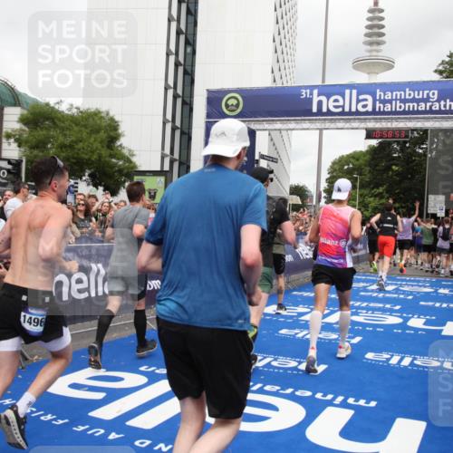 29.06.2025 - hella hamburg halbmarathon Michael Strokosch http://msf.ph/oto/8253094 29.06.2025 10:58:52 Ziel 2159, 2488, 2656, 2840, 3859, 5277, 5675, 6720, 8807, 8929, 10268, 10539, 10943, 11605, 11846, 13512, 13880, 14266, 14902, 14965, 17405, 17630, 17839, 18232, 18954 meine-sportfotos.de