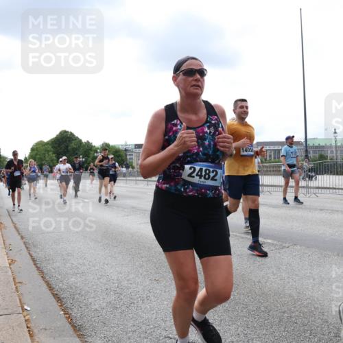 29.06.2025 - hella hamburg halbmarathon Lena Gebhardt http://msf.ph/oto/8253102 29.06.2025 10:34:15 Lombardsbrücke 1417, 1672, 1705, 1787, 2023, 2265, 2412, 2464, 2482, 2496, 2510, 2511, 2526, 2801, 2933, 3145, 3264, 3340, 3345, 3829, 3848, 4479, 4540, 4807, 4824, 4826, 4942, 5561, 5566, 5584, 5609, 5691, 6105, 6171, 6329, 6364, 6515, 6516, 6571, 6574, 6956, 7027, 7324, 7329, 7565, 7644, 8202, 8277, 8349, 8375, 8377, 8383, 8401, 8705, 8965, 9094, 9379, 9875, 9995, 10007, 10071, 10360, 10564, 11872, 13957, 16682, 16919, 17230, 18158, 18941 meine-sportfotos.de