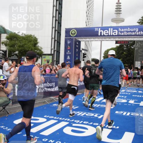 29.06.2025 - hella hamburg halbmarathon Michael Strokosch http://msf.ph/oto/8253110 29.06.2025 10:58:52 Ziel 2159, 2488, 2656, 2840, 3859, 5277, 5675, 6720, 8807, 8929, 10268, 10539, 10943, 11605, 11846, 13512, 13880, 14266, 14902, 14965, 17405, 17630, 17839, 18232, 18954 meine-sportfotos.de