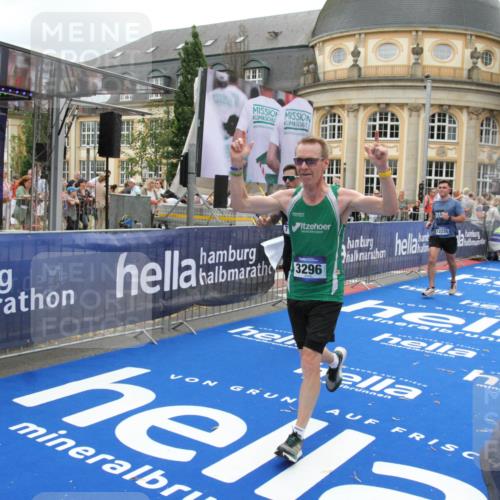 29.06.2025 - hella hamburg halbmarathon Michael Strokosch http://msf.ph/oto/8253135 29.06.2025 10:50:15 Ziel 1119, 1507, 3296, 3562, 7176, 7930, 7932, 8313, 8921, 10371, 11607, 12203, 12235, 13282, 14257, 15620, 18228, 18657, 18658, 18811, 19040 meine-sportfotos.de