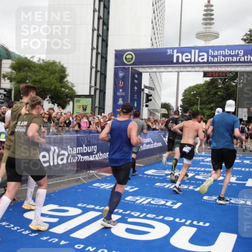 29.06.2025 - hella hamburg halbmarathon Michael Strokosch http://msf.ph/oto/8253138 29.06.2025 10:58:53 Ziel 2159, 2488, 2840, 3859, 4833, 5277, 5675, 5885, 6720, 8807, 8929, 10268, 10539, 12734, 13512, 13880, 14266, 14673, 14902, 14965, 17405, 17630, 17839, 18232, 18954 meine-sportfotos.de