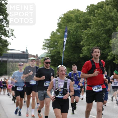29.06.2025 - hella hamburg halbmarathon Jannik Wohlers http://msf.ph/oto/8253152 29.06.2025 10:31:15 Lombardsbrücke 1235, 1373, 1844, 1879, 2831, 2832, 3396, 3397, 3424, 3571, 3681, 4953, 5165, 5965, 6160, 6546, 6573, 6640, 7334, 7772, 8304, 8620, 8806, 9078, 9104, 9183, 9478, 9812, 9882, 9883, 10240, 10421, 10435, 10586, 11178, 11587, 12381, 12758, 13724, 14793, 15024, 15102, 15222, 15575, 16310, 16541, 17043, 17362, 17404, 17517, 17989, 18433, 18507, 18613, 18629, 18672, 18943, 19068, 19233 meine-sportfotos.de