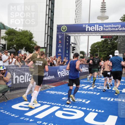 29.06.2025 - hella hamburg halbmarathon Michael Strokosch http://msf.ph/oto/8253163 29.06.2025 10:58:53 Ziel 2159, 2488, 2840, 3859, 4833, 5277, 5675, 5885, 6720, 8807, 8929, 10268, 10539, 12734, 13512, 13880, 14266, 14673, 14902, 14965, 17405, 17630, 17839, 18232, 18954 meine-sportfotos.de