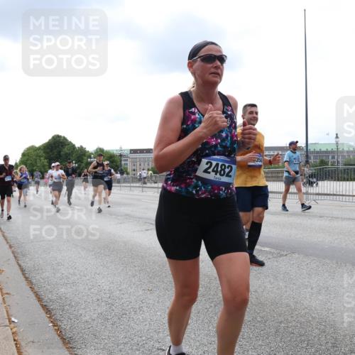 29.06.2025 - hella hamburg halbmarathon Lena Gebhardt http://msf.ph/oto/8253177 29.06.2025 10:34:15 Lombardsbrücke 1417, 1672, 1705, 1787, 2023, 2265, 2412, 2464, 2482, 2496, 2510, 2511, 2526, 2801, 2933, 3145, 3264, 3340, 3345, 3829, 3848, 4479, 4540, 4807, 4824, 4826, 4942, 5561, 5566, 5584, 5609, 5691, 6105, 6171, 6329, 6364, 6515, 6516, 6571, 6574, 6956, 7027, 7324, 7329, 7565, 7644, 8202, 8277, 8349, 8375, 8377, 8383, 8401, 8705, 8965, 9094, 9379, 9875, 9995, 10007, 10071, 10360, 10564, 11872, 13957, 16682, 16919, 17230, 18158, 18941 meine-sportfotos.de