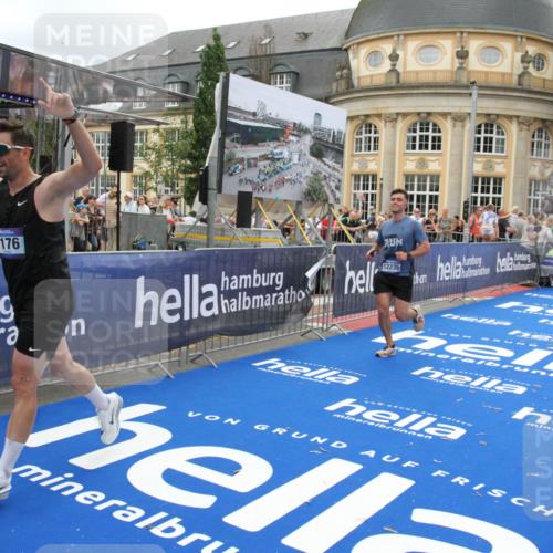 29.06.2025 - hella hamburg halbmarathon Michael Strokosch http://msf.ph/oto/8253188 29.06.2025 10:50:16 Ziel 1119, 3296, 7176, 7930, 7932, 8313, 8921, 10371, 11607, 12235, 13282, 13690, 15620, 18499, 18811, 19040 meine-sportfotos.de