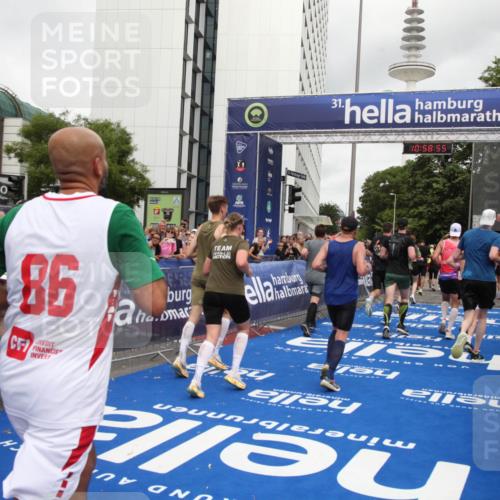 29.06.2025 - hella hamburg halbmarathon Michael Strokosch http://msf.ph/oto/8253204 29.06.2025 10:58:54 Ziel 2159, 2488, 2840, 3859, 4632, 4833, 5277, 5885, 6720, 8807, 9156, 9353, 10268, 10539, 12734, 13880, 14266, 14673, 14902, 14965, 17405, 17630, 17839, 18232, 18954 meine-sportfotos.de