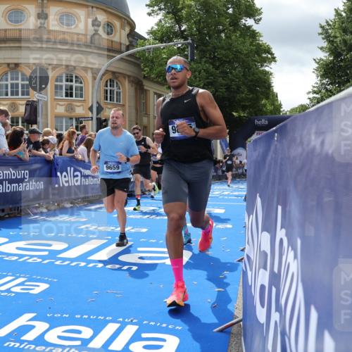29.06.2025 - hella hamburg halbmarathon Strokosch-Dieckow http://msf.ph/oto/8253220 29.06.2025 10:41:09 Ziel 1136, 2568, 3332, 3618, 4205, 4380, 4871, 5387, 5709, 6683, 6901, 8122, 9358, 9659, 9711, 9815, 10375, 12434, 12895, 13268, 17100, 17620, 17834, 17971, 18045, 18049 meine-sportfotos.de