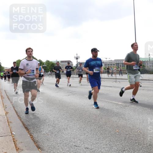29.06.2025 - hella hamburg halbmarathon Lena Gebhardt http://msf.ph/oto/8253234 29.06.2025 10:45:46 Lombardsbrücke 1004, 1033, 1060, 1085, 1100, 1104, 1421, 1426, 1555, 1713, 1854, 1867, 1868, 1983, 2008, 2216, 2217, 2398, 2522, 2550, 2657, 2664, 2917, 2954, 2965, 2973, 3357, 3377, 3879, 4099, 4102, 4104, 4223, 4224, 4306, 4317, 4388, 4504, 4572, 4820, 5044, 5108, 5339, 5635, 5636, 5769, 5770, 5892, 5949, 6133, 6150, 6333, 6623, 6763, 6911, 6922, 7268, 7283, 7356, 7530, 7541, 7605, 7859, 7894, 8745, 9120, 9121, 9426, 9620, 10030, 10182, 10225, 10327, 10329, 10367, 10511, 11358 meine-sportfotos.de