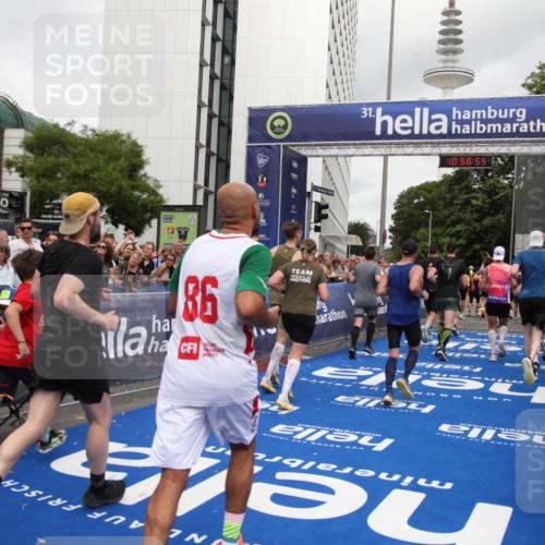 29.06.2025 - hella hamburg halbmarathon Michael Strokosch http://msf.ph/oto/8253237 29.06.2025 10:58:54 Ziel 2159, 2488, 2840, 3859, 4632, 4833, 5277, 5885, 6720, 8807, 9156, 9353, 10268, 10539, 12734, 13880, 14266, 14673, 14902, 14965, 17405, 17630, 17839, 18232, 18954 meine-sportfotos.de