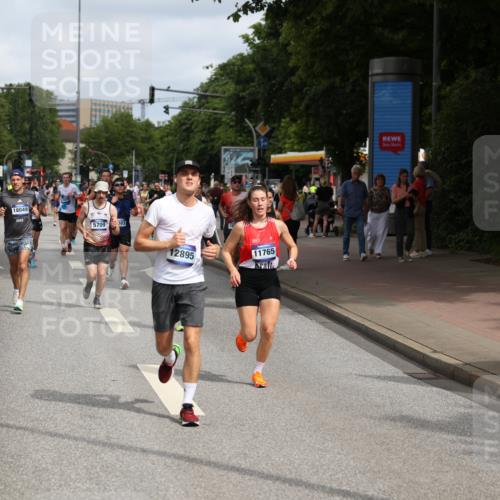 29.06.2025 - hella hamburg halbmarathon Yannick Fuchs http://msf.ph/oto/8253245 29.06.2025 10:35:38 20KM 1136, 1631, 1677, 2568, 2797, 3618, 4205, 4303, 4380, 4634, 4871, 4893, 5007, 5014, 5026, 5410, 5709, 6429, 6550, 6683, 6771, 6901, 7378, 7774, 7796, 8074, 8122, 8966, 9358, 9547, 9640, 9659, 9711, 9755, 9885, 10375, 10783, 10978, 11062, 11765, 11922, 12292, 12385, 12895, 13268, 13457, 14555, 14661, 15164, 15247, 15351, 16201, 16249, 16347, 16599, 16816, 17100, 17720, 17834, 17971, 18045, 18049, 18399, 18412, 18573 meine-sportfotos.de