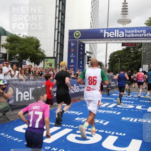 29.06.2025 - hella hamburg halbmarathon Michael Strokosch http://msf.ph/oto/8253262 29.06.2025 10:58:54 Ziel 2159, 2488, 2840, 3859, 4632, 4833, 5277, 5885, 6720, 8807, 9156, 9353, 10268, 10539, 12734, 13880, 14266, 14673, 14902, 14965, 17405, 17630, 17839, 18232, 18954 meine-sportfotos.de