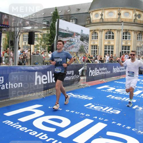 29.06.2025 - hella hamburg halbmarathon Michael Strokosch http://msf.ph/oto/8253279 29.06.2025 10:50:17 Ziel 1119, 3296, 4933, 7176, 7930, 7932, 8921, 10371, 11607, 12235, 13609, 13690, 15620, 16000, 18499, 18811, 19040 meine-sportfotos.de