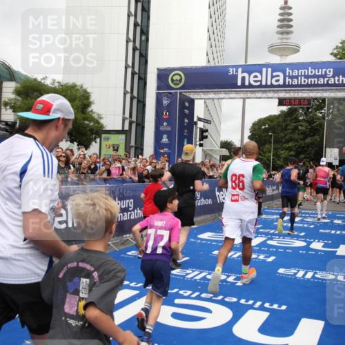 29.06.2025 - hella hamburg halbmarathon Michael Strokosch http://msf.ph/oto/8253282 29.06.2025 10:58:55 Ziel 2159, 2488, 2840, 3859, 4632, 4833, 5277, 5885, 6720, 8807, 9156, 9353, 10268, 10539, 10788, 12734, 14673, 14965, 17405, 17630, 17931, 18180, 18232, 18954 meine-sportfotos.de