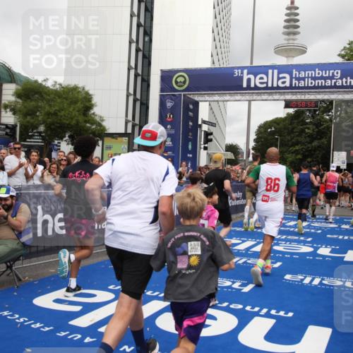 29.06.2025 - hella hamburg halbmarathon Michael Strokosch http://msf.ph/oto/8253302 29.06.2025 10:58:55 Ziel 2159, 2488, 2840, 3859, 4632, 4833, 5277, 5885, 6720, 8807, 9156, 9353, 10268, 10539, 10788, 12734, 14673, 14965, 17405, 17630, 17931, 18180, 18232, 18954 meine-sportfotos.de