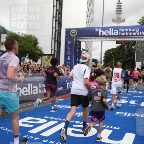29.06.2025 - hella hamburg halbmarathon Michael Strokosch http://msf.ph/oto/8253334 29.06.2025 10:58:55 Ziel 2159, 2488, 2840, 3859, 4632, 4833, 5277, 5885, 6720, 8807, 9156, 9353, 10268, 10539, 10788, 12734, 14673, 14965, 17405, 17630, 17931, 18180, 18232, 18954 meine-sportfotos.de