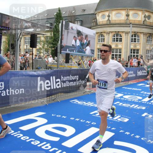 29.06.2025 - hella hamburg halbmarathon Michael Strokosch http://msf.ph/oto/8253353 29.06.2025 10:50:18 Ziel 1119, 3296, 4933, 7176, 7930, 7932, 8921, 10371, 11607, 12235, 12949, 13609, 13690, 15620, 16000, 16242, 18499, 18811, 19040 meine-sportfotos.de