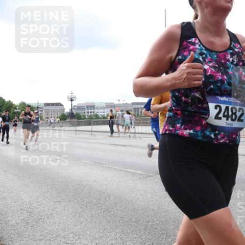 29.06.2025 - hella hamburg halbmarathon Lena Gebhardt http://msf.ph/oto/8253356 29.06.2025 10:34:15 Lombardsbrücke 1417, 1672, 1705, 1787, 2023, 2265, 2412, 2464, 2482, 2496, 2510, 2511, 2526, 2801, 2933, 3145, 3264, 3340, 3345, 3829, 3848, 4479, 4540, 4807, 4824, 4826, 4942, 5561, 5566, 5584, 5609, 5691, 6105, 6171, 6329, 6364, 6515, 6516, 6571, 6574, 6956, 7027, 7324, 7329, 7565, 7644, 8202, 8277, 8349, 8375, 8377, 8383, 8401, 8705, 8965, 9094, 9379, 9875, 9995, 10007, 10071, 10360, 10564, 11872, 13957, 16682, 16919, 17230, 18158, 18941 meine-sportfotos.de