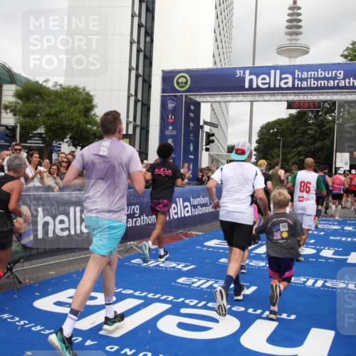 29.06.2025 - hella hamburg halbmarathon Michael Strokosch http://msf.ph/oto/8253361 29.06.2025 10:58:56 Ziel 2159, 2488, 2840, 3859, 4632, 4833, 5277, 5885, 6438, 6720, 8807, 9156, 9353, 10268, 10518, 10539, 10788, 10915, 12734, 14673, 14965, 17405, 17630, 17931, 18180, 18232, 18954 meine-sportfotos.de