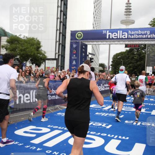 29.06.2025 - hella hamburg halbmarathon Michael Strokosch http://msf.ph/oto/8253388 29.06.2025 10:58:56 Ziel 2159, 2488, 2840, 3859, 4632, 4833, 5277, 5885, 6438, 6720, 8807, 9156, 9353, 10268, 10518, 10539, 10788, 10915, 12734, 14673, 14965, 17405, 17630, 17931, 18180, 18232, 18954 meine-sportfotos.de