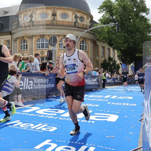 29.06.2025 - hella hamburg halbmarathon Strokosch-Dieckow http://msf.ph/oto/8253392 29.06.2025 10:41:11 Ziel 1136, 2568, 3332, 3618, 4205, 4380, 4871, 5387, 5709, 6901, 8122, 9659, 9711, 9815, 10375, 12434, 12895, 13268, 13876, 17834, 18045, 18049, 18764 meine-sportfotos.de