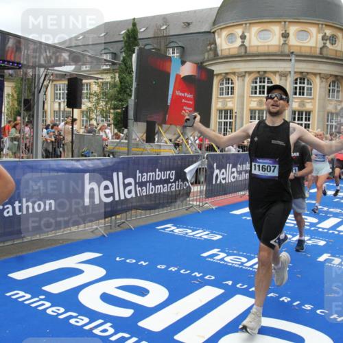 29.06.2025 - hella hamburg halbmarathon Michael Strokosch http://msf.ph/oto/8253413 29.06.2025 10:50:18 Ziel 1119, 3296, 4933, 7176, 7930, 7932, 8921, 10371, 11607, 12235, 12949, 13609, 13690, 15620, 16000, 16242, 18499, 18811, 19040 meine-sportfotos.de
