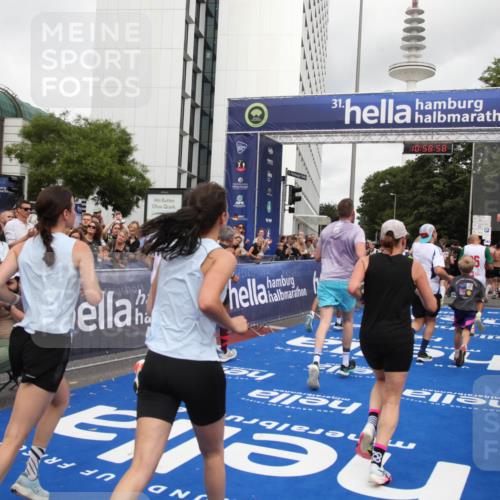 29.06.2025 - hella hamburg halbmarathon Michael Strokosch http://msf.ph/oto/8253424 29.06.2025 10:58:57 Ziel 2159, 2488, 3859, 4632, 4833, 5277, 5885, 6438, 6720, 8807, 9156, 9353, 10268, 10518, 10539, 10788, 10915, 12734, 12735, 13654, 14673, 14965, 17405, 17630, 17931, 18180, 18232, 18954 meine-sportfotos.de