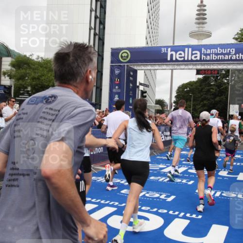 29.06.2025 - hella hamburg halbmarathon Michael Strokosch http://msf.ph/oto/8253438 29.06.2025 10:58:57 Ziel 2159, 2488, 3859, 4632, 4833, 5277, 5885, 6438, 6720, 8807, 9156, 9353, 10268, 10518, 10539, 10788, 10915, 12734, 12735, 13654, 14673, 14965, 17405, 17630, 17931, 18180, 18232, 18954 meine-sportfotos.de