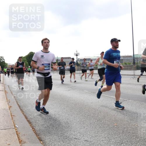 29.06.2025 - hella hamburg halbmarathon Lena Gebhardt http://msf.ph/oto/8253446 29.06.2025 10:45:47 Lombardsbrücke 1004, 1033, 1060, 1085, 1100, 1104, 1421, 1426, 1555, 1713, 1854, 1867, 1868, 1983, 2008, 2216, 2217, 2398, 2522, 2550, 2657, 2664, 2917, 2954, 2965, 2973, 3357, 3377, 4099, 4102, 4104, 4223, 4224, 4306, 4317, 4388, 4572, 5044, 5339, 5635, 5703, 5769, 5770, 5892, 5949, 6133, 6150, 6333, 6623, 6763, 6911, 6922, 7268, 7283, 7356, 7530, 7541, 7605, 7859, 7894, 8745, 9120, 9121, 9426, 9620, 10030, 10182, 10225, 10327, 10329, 10367, 10511, 11358 meine-sportfotos.de