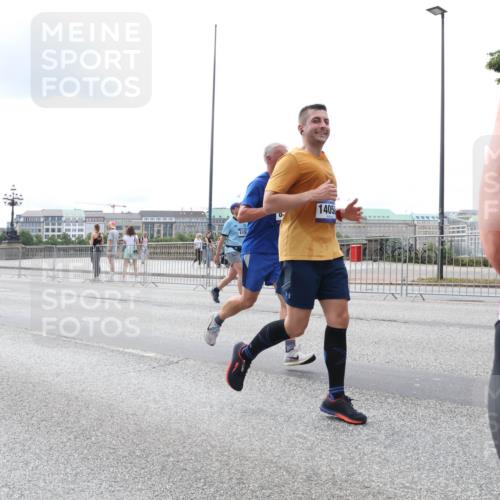 29.06.2025 - hella hamburg halbmarathon Lena Gebhardt http://msf.ph/oto/8253457 29.06.2025 10:34:16 Lombardsbrücke 1417, 1672, 1705, 1787, 2023, 2265, 2412, 2464, 2482, 2496, 2510, 2511, 2526, 2801, 2933, 3145, 3264, 3340, 3345, 3829, 3848, 4479, 4540, 4807, 4824, 4826, 4942, 5561, 5566, 5584, 5609, 5691, 6105, 6171, 6329, 6364, 6515, 6516, 6571, 6574, 6956, 7027, 7324, 7329, 7565, 7644, 8202, 8277, 8349, 8375, 8377, 8383, 8401, 8705, 8965, 9094, 9379, 9875, 9995, 10007, 10071, 10360, 10564, 11872, 13957, 16238, 16682, 16919, 17230, 18158, 18941 meine-sportfotos.de