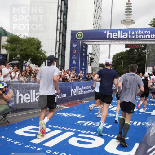 29.06.2025 - hella hamburg halbmarathon Michael Strokosch http://msf.ph/oto/8253465 29.06.2025 10:58:58 Ziel 2159, 3859, 4632, 4833, 5277, 5885, 6438, 8807, 9156, 9353, 10268, 10518, 10788, 10915, 12734, 12735, 13654, 14673, 17405, 17810, 17931, 18180, 18232, 18833, 18954, 19002, 19003 meine-sportfotos.de