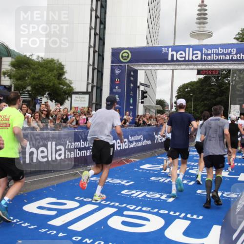 29.06.2025 - hella hamburg halbmarathon Michael Strokosch http://msf.ph/oto/8253497 29.06.2025 10:58:59 Ziel 2159, 3859, 4632, 4833, 5885, 6438, 6860, 7223, 8807, 9156, 9353, 10268, 10518, 10788, 10915, 12734, 12735, 13654, 14673, 17531, 17810, 17931, 18180, 18833, 19002, 19003 meine-sportfotos.de