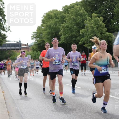 29.06.2025 - hella hamburg halbmarathon Jannik Wohlers http://msf.ph/oto/8253500 29.06.2025 10:31:19 Lombardsbrücke 1235, 1373, 1844, 1879, 2672, 2831, 2832, 3396, 3397, 3424, 3571, 3681, 3751, 4877, 4953, 5965, 6160, 6546, 6573, 6640, 7334, 8304, 8620, 8806, 9078, 9104, 9183, 9478, 9812, 9882, 9883, 10148, 10240, 10421, 10435, 10653, 11178, 12381, 12758, 13724, 14793, 15024, 15102, 15222, 15575, 16310, 16541, 17043, 17362, 17404, 17517, 18433, 18613, 18629, 18672, 19068, 19233 meine-sportfotos.de