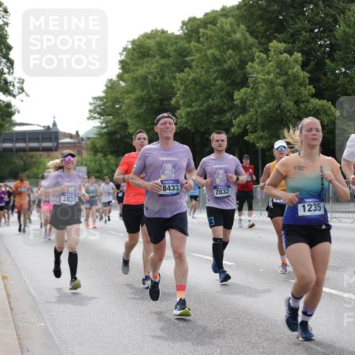 29.06.2025 - hella hamburg halbmarathon Jannik Wohlers http://msf.ph/oto/8253520 29.06.2025 10:31:19 Lombardsbrücke 1235, 1373, 1844, 1879, 2672, 2831, 2832, 3396, 3397, 3424, 3571, 3681, 3751, 4877, 4953, 5965, 6160, 6546, 6573, 6640, 7334, 8304, 8620, 8806, 9078, 9104, 9183, 9478, 9812, 9882, 9883, 10148, 10240, 10421, 10435, 10653, 11178, 12381, 12758, 13724, 14793, 15024, 15102, 15222, 15575, 16310, 16541, 17043, 17362, 17404, 17517, 18433, 18613, 18629, 18672, 19068, 19233 meine-sportfotos.de