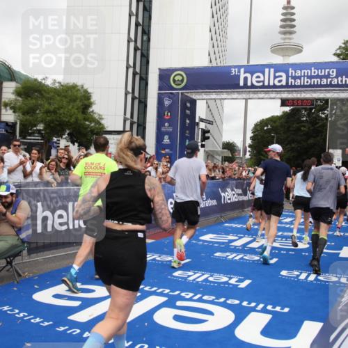 29.06.2025 - hella hamburg halbmarathon Michael Strokosch http://msf.ph/oto/8253524 29.06.2025 10:58:59 Ziel 2159, 3859, 4632, 4833, 5885, 6438, 6860, 7223, 8807, 9156, 9353, 10268, 10518, 10788, 10915, 12734, 12735, 13654, 14673, 17531, 17810, 17931, 18180, 18833, 19002, 19003 meine-sportfotos.de