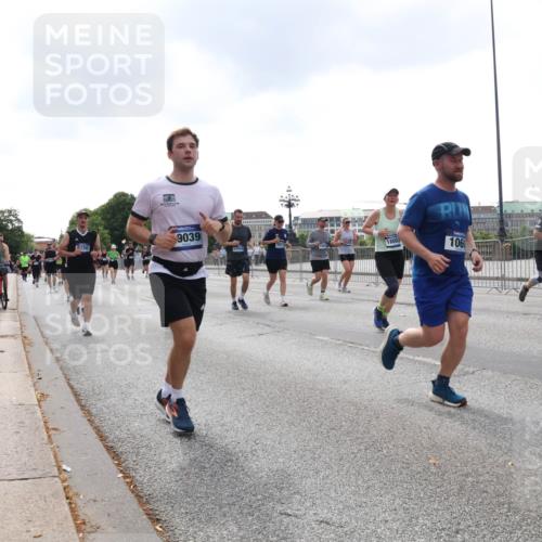 29.06.2025 - hella hamburg halbmarathon Lena Gebhardt http://msf.ph/oto/8253531 29.06.2025 10:45:47 Lombardsbrücke 1004, 1033, 1060, 1085, 1100, 1104, 1421, 1426, 1555, 1713, 1854, 1867, 1868, 1983, 2008, 2216, 2217, 2398, 2522, 2550, 2657, 2664, 2917, 2954, 2965, 2973, 3357, 3377, 4099, 4102, 4104, 4223, 4224, 4306, 4317, 4388, 4572, 5044, 5339, 5635, 5703, 5769, 5770, 5892, 5949, 6133, 6150, 6333, 6623, 6763, 6911, 6922, 7268, 7283, 7356, 7530, 7541, 7605, 7859, 7894, 8745, 9120, 9121, 9426, 9620, 10030, 10182, 10225, 10327, 10329, 10367, 10511, 11358 meine-sportfotos.de