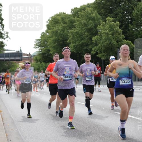 29.06.2025 - hella hamburg halbmarathon Jannik Wohlers http://msf.ph/oto/8253537 29.06.2025 10:31:19 Lombardsbrücke 1235, 1373, 1844, 1879, 2672, 2831, 2832, 3396, 3397, 3424, 3571, 3681, 3751, 4877, 4953, 5965, 6160, 6546, 6573, 6640, 7334, 8304, 8620, 8806, 9078, 9104, 9183, 9478, 9812, 9882, 9883, 10148, 10240, 10421, 10435, 10653, 11178, 12381, 12758, 13724, 14793, 15024, 15102, 15222, 15575, 16310, 16541, 17043, 17362, 17404, 17517, 18433, 18613, 18629, 18672, 19068, 19233 meine-sportfotos.de